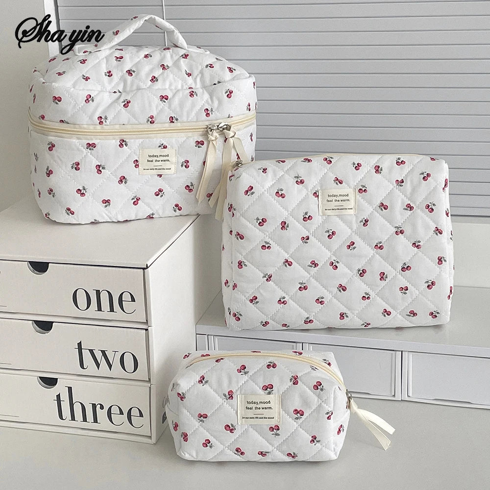 Bolsa de maquillaje acolchada estilo fresa: gran capacidad y muy moderna