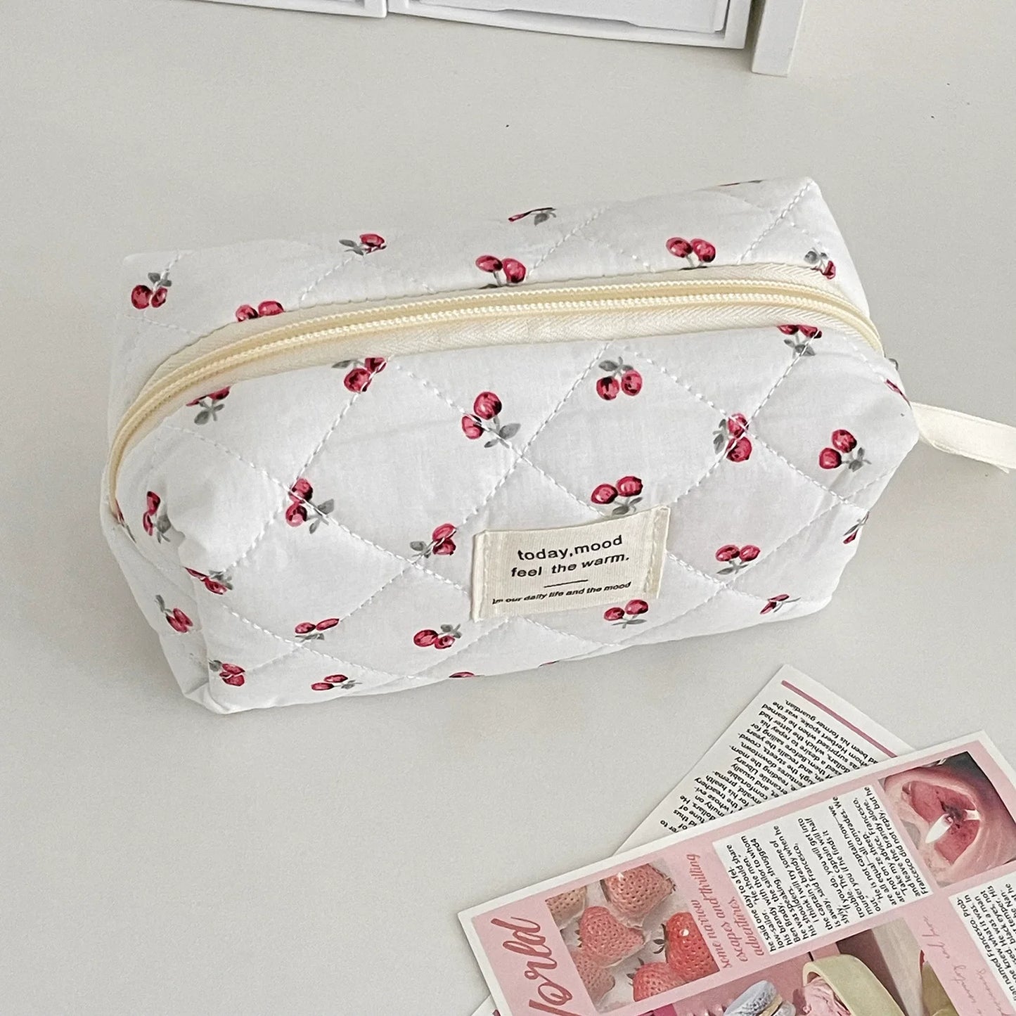 Bolsa de maquillaje acolchada estilo fresa: gran capacidad y muy moderna