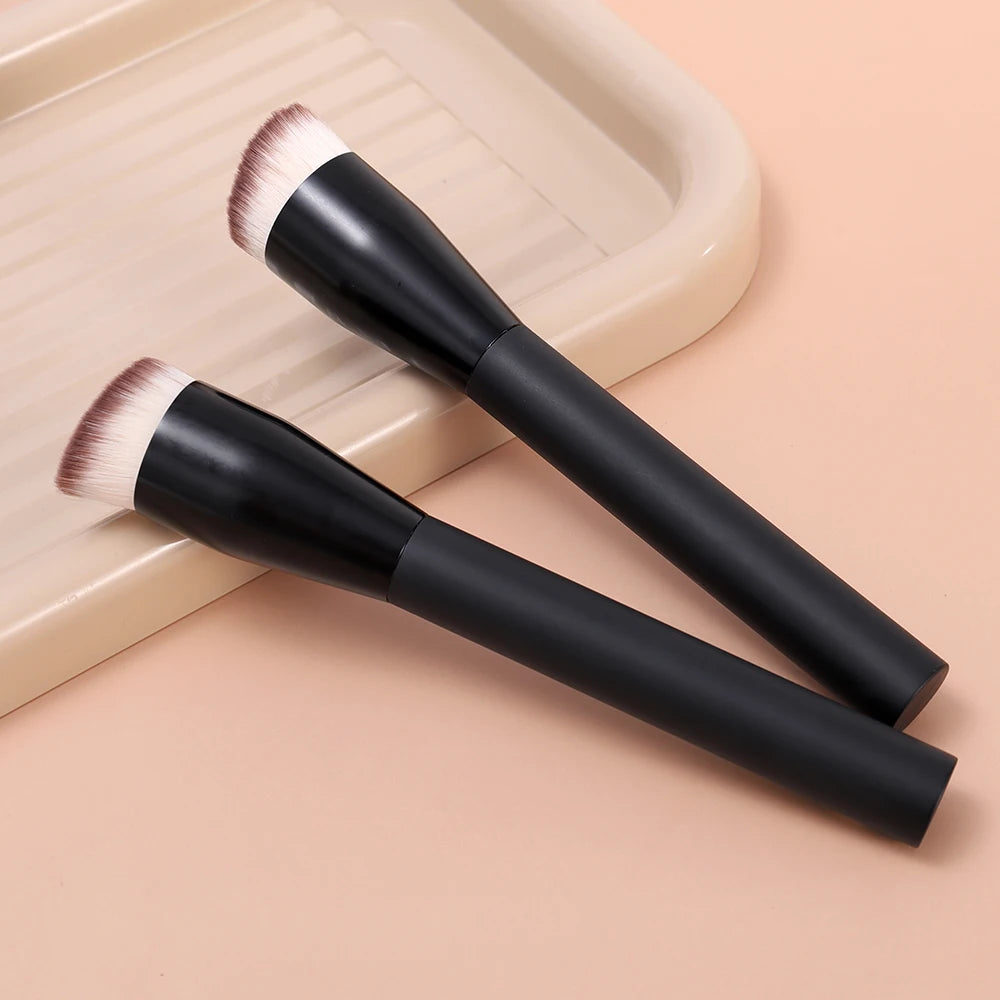 🖌️✨ Pinceau Maquillage Biseauté – Fond de Teint, Anticernes & Contour | Fini Zéro Défaut