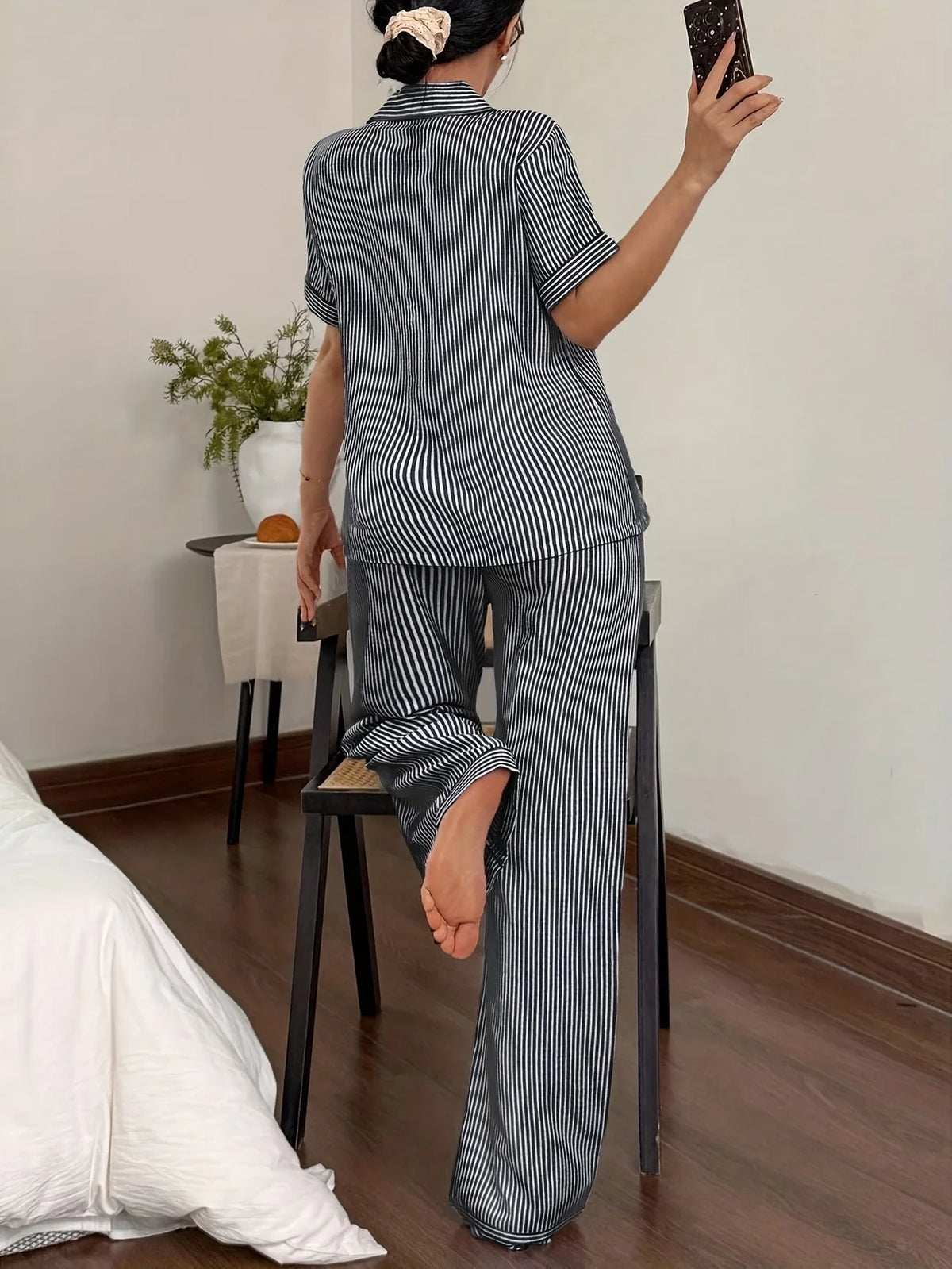 Pyjama - Haut à manches courtes et pantalon à rayures noires