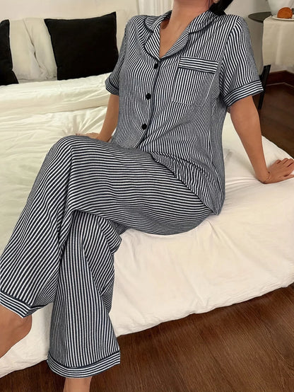 Pyjama - Haut à manches courtes et pantalon à rayures noires