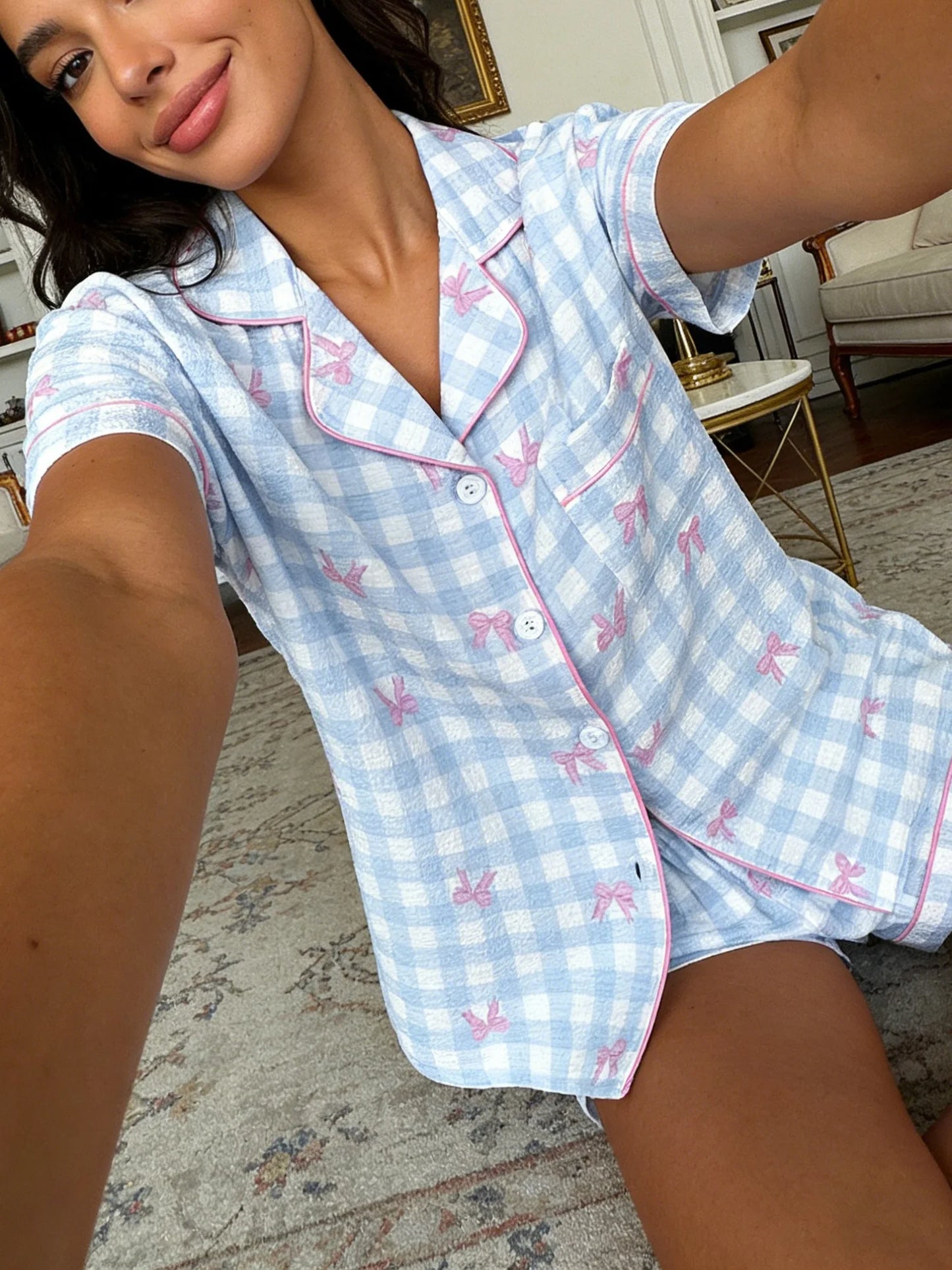 Ensemble Pyjama Femme 2 Pièces – Cardigan Col Lapel, Short & Top Bleu à Carreaux et Nœud Rose 🎀