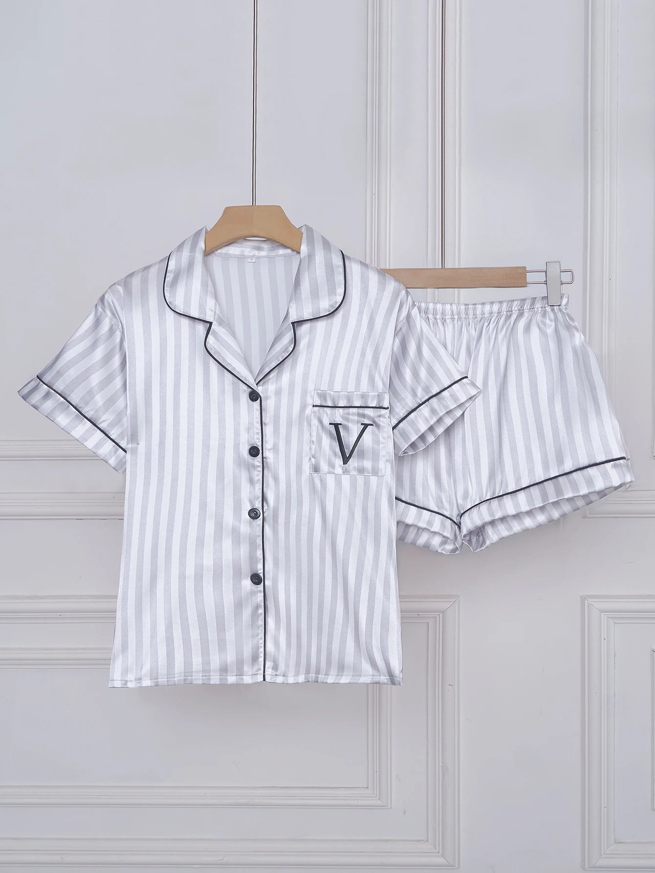 Pyjama Femme Boutonné Satin – Haut Manches Courtes & Short à rayures imprimé V