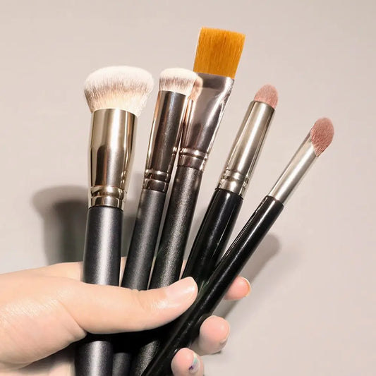 ✨ Brocha de maquillaje multiusos: Kabuki, contorno, base y más