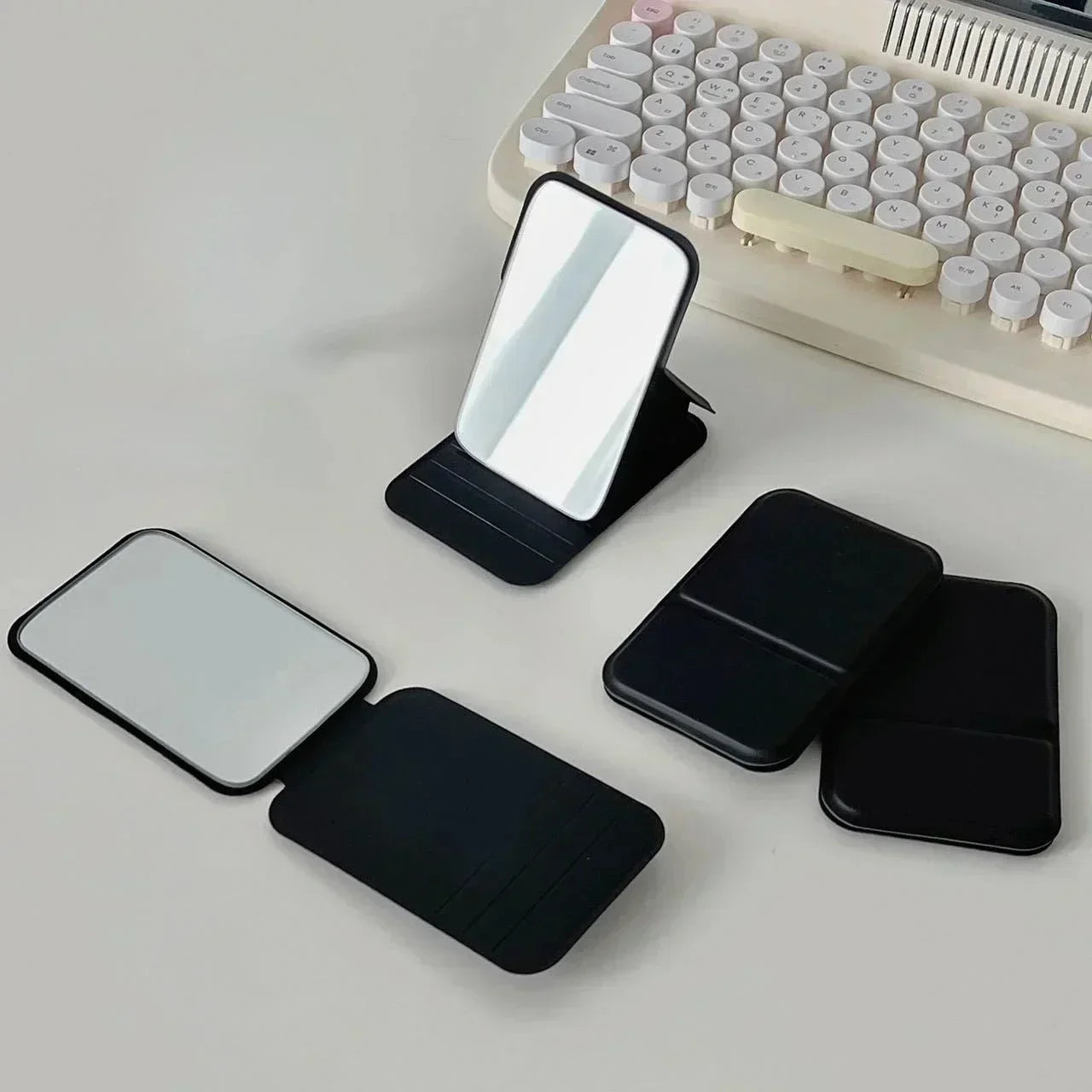 Espejo de maquillaje plegable de piel sintética: compacto y elegante
