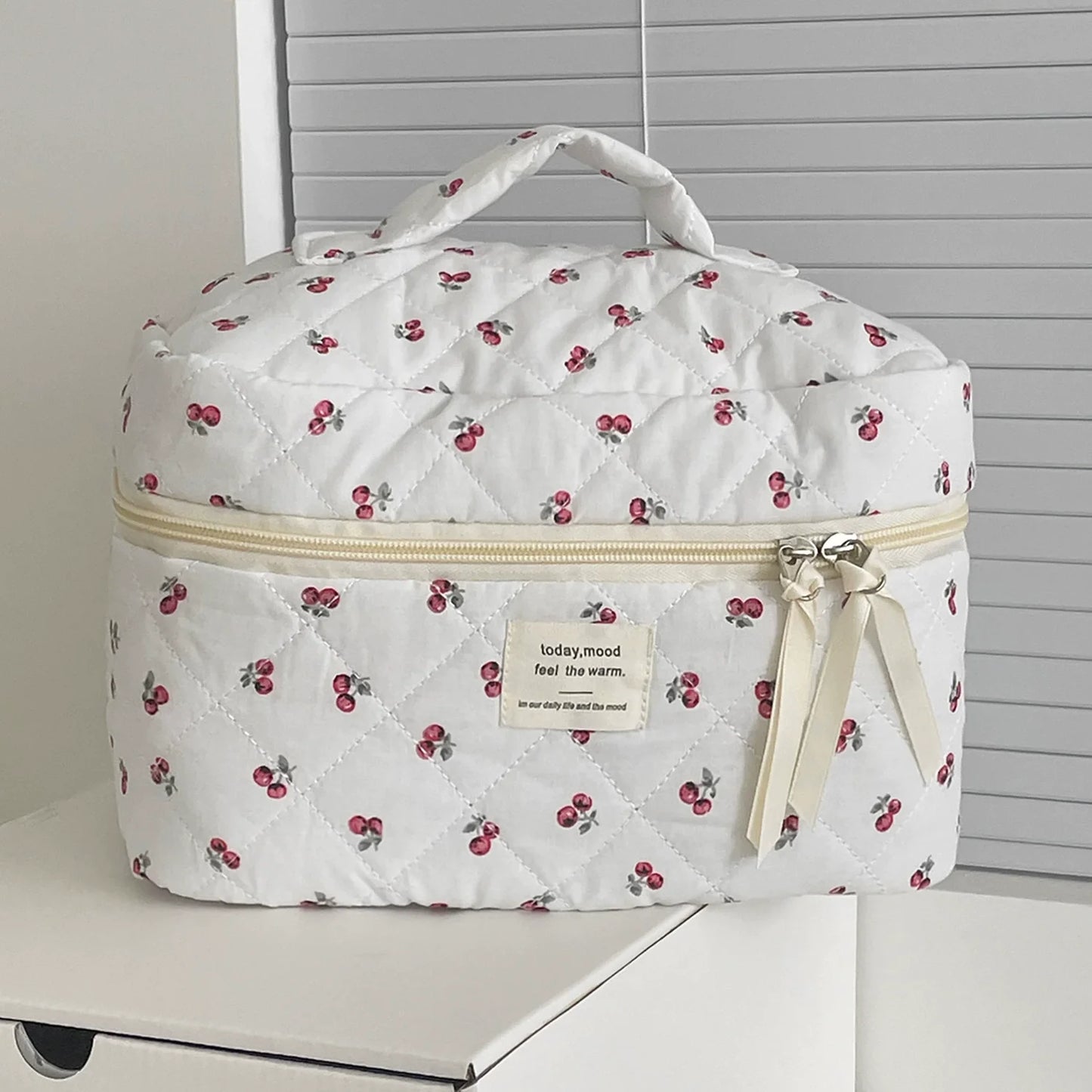 Bolsa de maquillaje acolchada estilo fresa: gran capacidad y muy moderna