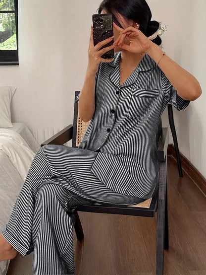 Pyjama - Haut à manches courtes et pantalon à rayures noires