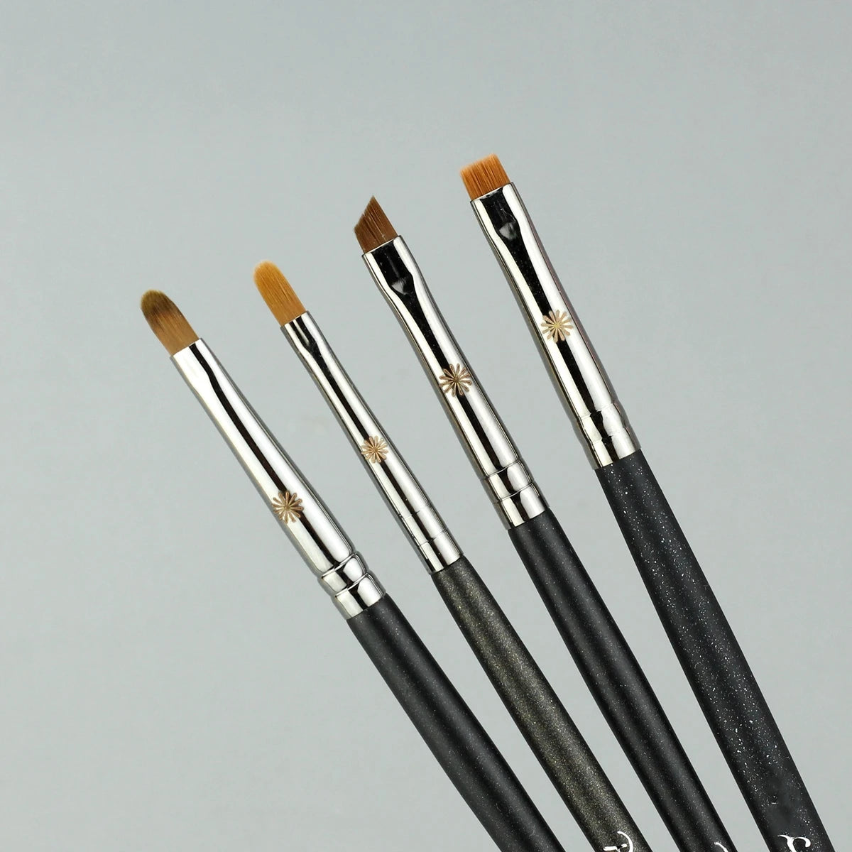 🎯 Pinceau Précision Multi-Usage – Eyeliner, Anticernes & Détails