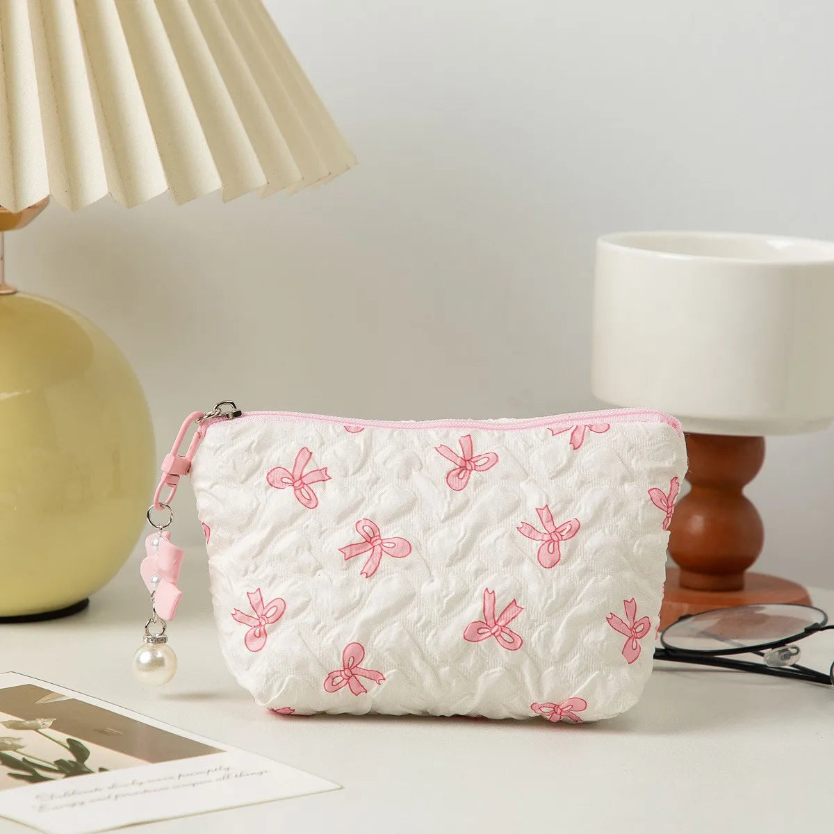 Mini neceser acolchado: tamaño compacto y un adorable lazo