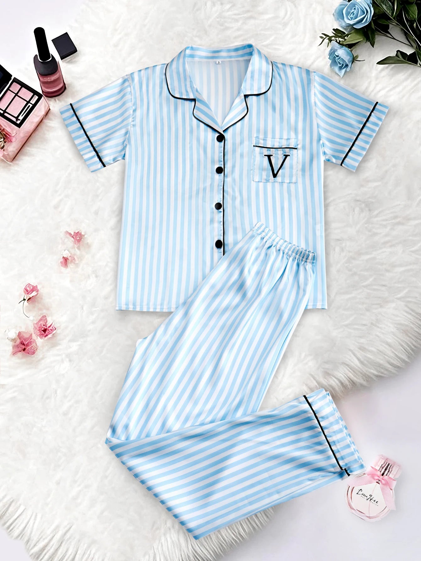 Pyjama femme Boutonné satin – Haut manches courtes et pantalon à rayures imprimé V