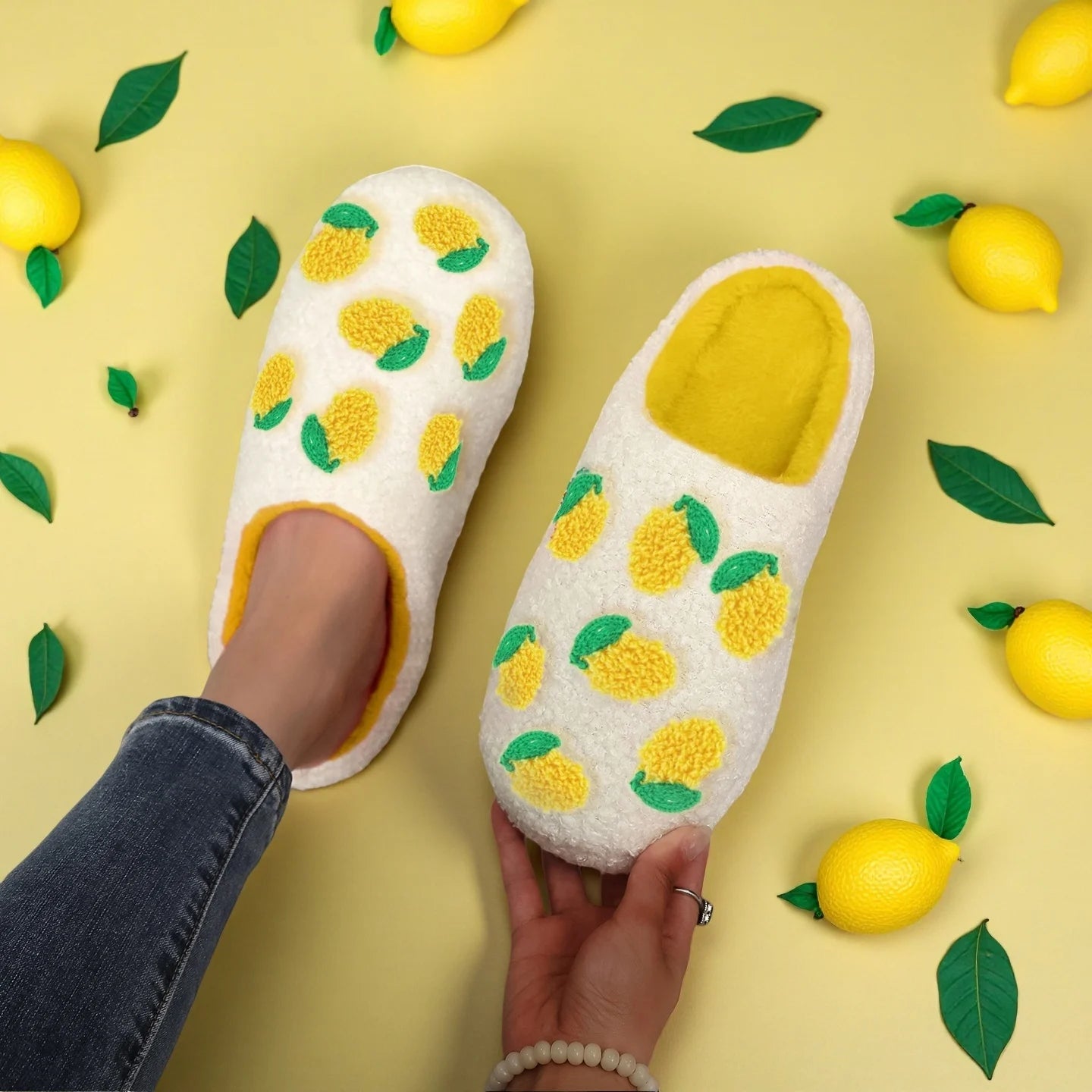 Pantoufles Femme Citron Brodé – Chaussons en Peluche 🍋